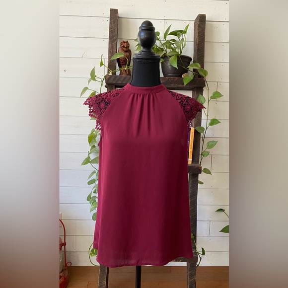 Express: Stylish Burgundy Top with Lace Details - Picture 17 of 17